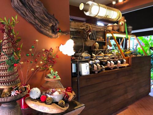 华欣卢恩卡诺克泰屋度假酒店的一家商店，里面陈列着食物和圣诞树。