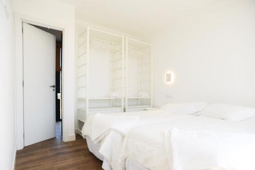 A bed or beds in a room at Duna Colorada 2