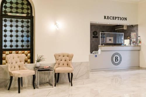 De lobby of receptie bij Hotel Balkan