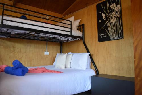 sypialnia z 2 łóżkami i łóżkiem piętrowym w obiekcie Discover Bali in Booker Bay w mieście Booker Bay