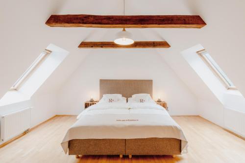 ein Schlafzimmer mit einem großen Bett im Dachgeschoss in der Unterkunft Landgut Riegerbauer in Sankt Johann bei Herberstein