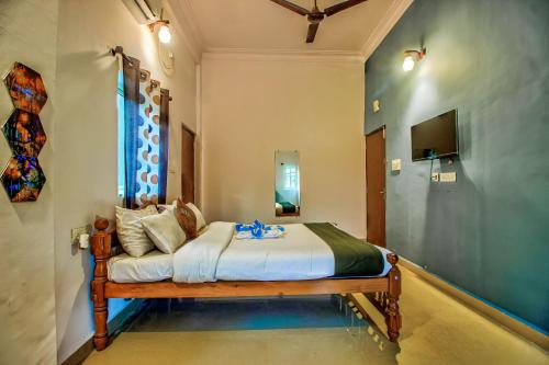 ein Schlafzimmer mit einem Bett in einem Zimmer in der Unterkunft Stays - by Glitter Sand in Candolim