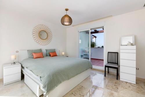 Cama o camas de una habitación en Duplex Apt with Rooftop Terrace Aloha Royal RDR230