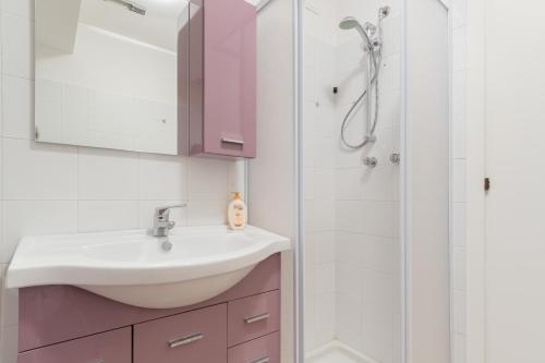 y baño con lavabo y ducha. en Casa Anna Giulia, en Castione della Presolana