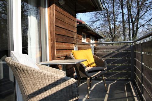 Balkoni atau teres di fewos am kleinen meer