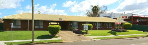a building on the side of a street at Country Mile Motor Inn in Forbes
