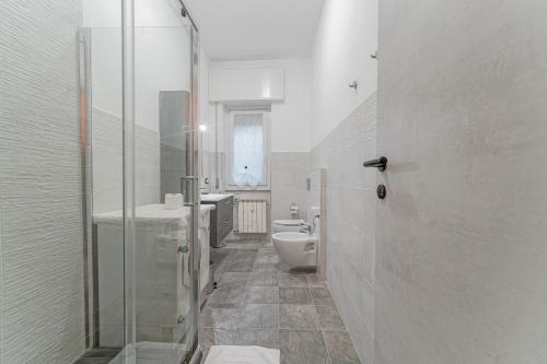 Genova Sturla Elegant Apartment في جينوا: حمام مع مرحاض ومغسلة ودش