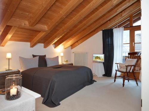- une chambre avec un lit, une table et des chaises dans l'établissement Haus Katrin, à Bad Hindelang