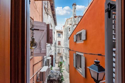 a view of an alley between two buildings at Noemi's rooms in Rovinj
