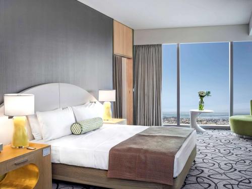 Кровать или кровати в номере Sofitel Dubai Downtown