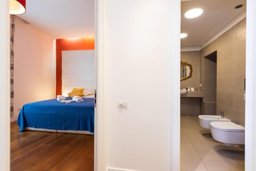 um quarto com uma cama e uma casa de banho com uma banheira em IHH Suites Rome em Roma