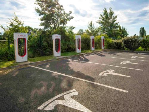 an empty parking lot with red and white toilets at ibis Pontorson Baie Du Mont Saint Michel in Saint-Georges-de-Gréhaigne