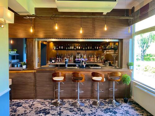 Khu vực lounge/bar tại Anchorage Hotel