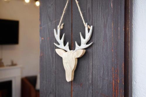 a moose antlers hanging on a wall at Ferienwohnung Marinas Alpenblick in Inzell