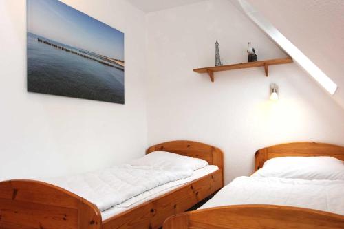 プレローにあるSchwalbennestの壁に絵が描かれた部屋のベッド2台