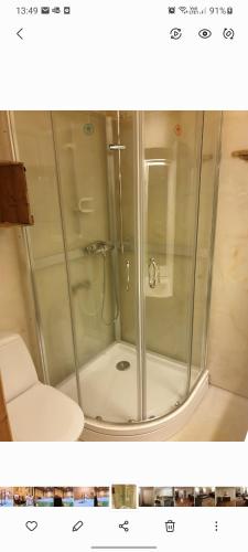 a bathroom with a shower and a toilet at Honningsvåggt. 3H Apartement in Vardø