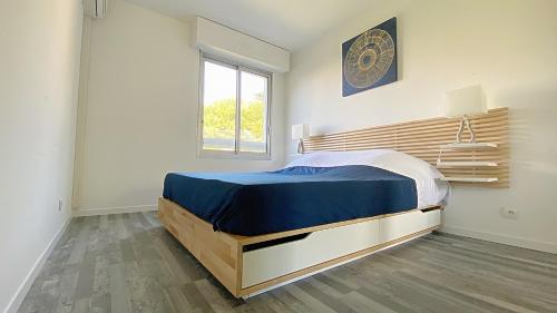 1 dormitorio con 1 cama grande y cabecero de madera en Le Plein Ciel, en Niza