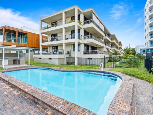 een zwembad voor een appartementencomplex bij Beachfront Getaway in Palm Beach in Gold Coast