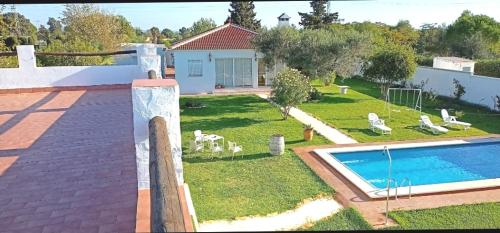 a house with a swimming pool in a yard at Joju in Sanlúcar la Mayor