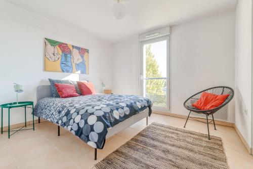um quarto com uma cama, uma cadeira e uma janela em La Rosace em Toulouse