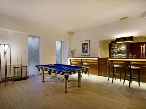 a ping pong table in a room with a bar at 4 Żywioły Falenty Ośrodek Konferencyjno-Szkoleniowy in Raszyn