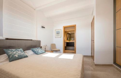 מיטה או מיטות בחדר ב-Mirador Ca'n Rovira