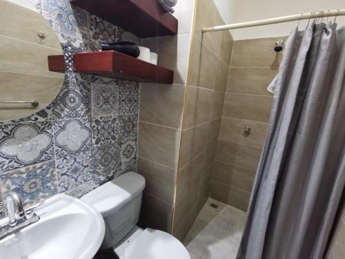 グアダラハラにあるAcogedor estudio Cerca de Chapultepec y Consuladoのトイレと洗面台のある小さなバスルーム