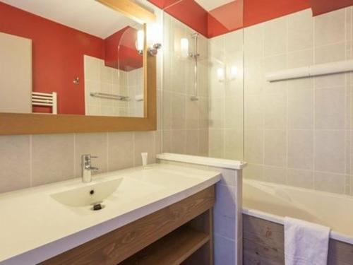 La salle de bains est pourvue d'un lavabo, d'une baignoire et d'un miroir. dans l'établissement Appartement La Tania, 2 pièces, 4 personnes - FR-1-513-74, à La Tania