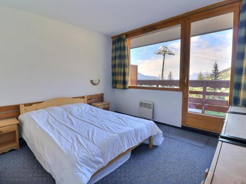 1 dormitorio con cama y ventana grande en Appartement Méribel, 2 pièces, 5 personnes - FR-1-182-104 en Méribel