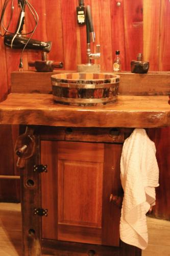a wooden counter with a sink in a bathroom at Pousada Botte di Vino in Garibaldi