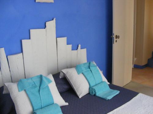 a bedroom with a bed with blue walls and pillows at casa thocamalu's in Covelo