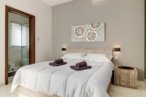 Una cama o camas en una habitación de Sir William Reid Apartments