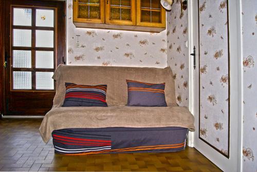 Saint-Genès-ChampespeにあるLa Cascade Fleurieのベッドルーム(青い枕のベッド1台付)