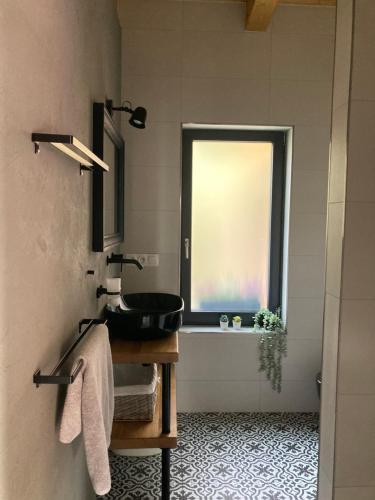 bagno con lavandino e finestra di Chata v Beskydech a Rožnov pod Radhoštěm