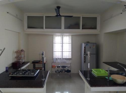 Aarudhara Holiday Home (A Home away from Home) tesisinde mutfak veya mini mutfak