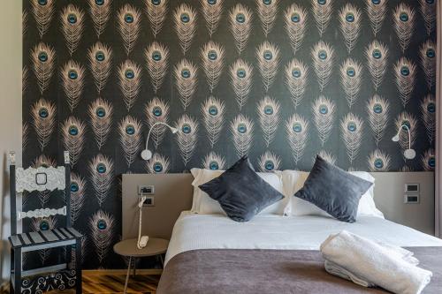 a bedroom with a bed and a wall with a wallpaper at L'aja della Mirusina - Piedmont Resort Monferrato Langhe in Canelli