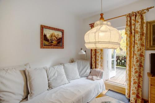 - un salon avec un canapé blanc et une fenêtre dans l'établissement Seeberg - Haus Annamirl, à Bayrischzell