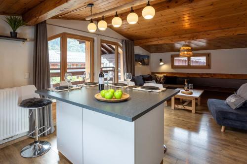 une cuisine avec un comptoir avec un bol de fruits dessus dans l'établissement Neige Apartment - Chamonix All Year, à Chamonix-Mont-Blanc