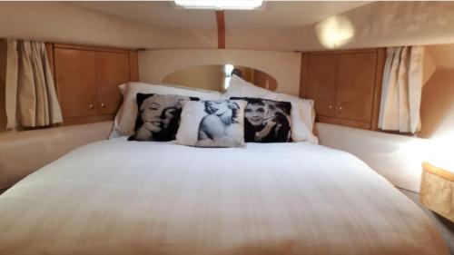 Säng eller sängar i ett rum på Yacht -Central London St Kats Dock Tower Bridge