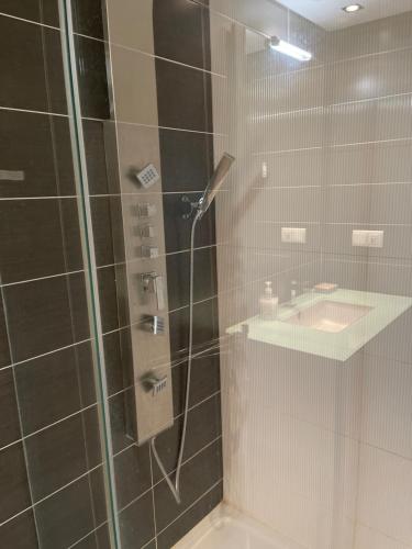 Ένα μπάνιο στο Apartment Qiu lux costa da caparica