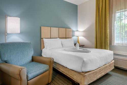 Кровать или кровати в номере Candlewood Suites Fort Myers Interstate 75 by IHG