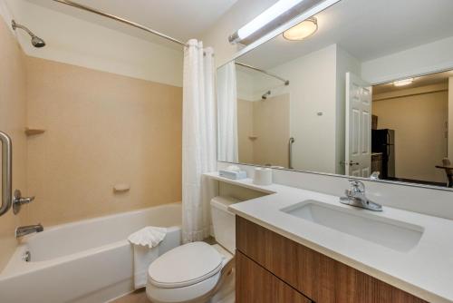Ванная комната в Candlewood Suites Fort Myers Interstate 75 by IHG