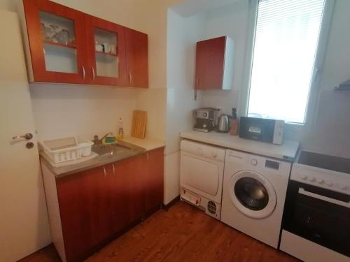eine Küche mit Waschmaschine und Spüle in der Unterkunft Marlene Apartment in Yambol