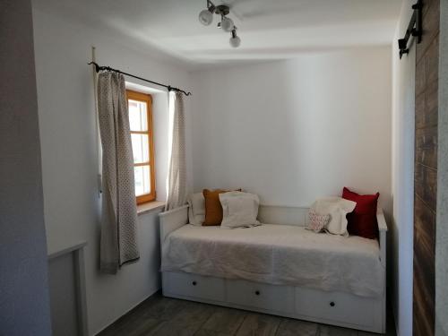 Bett in einem Zimmer mit Fenster in der Unterkunft Ferienwohnung Jahnel in Waging am See