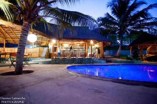 a resort with a swimming pool at night at Boa Gente Lodge in Vilanculos