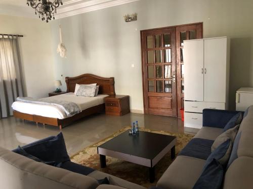 En eller flere senge i et værelse på Hotel Le Littoral Des Almadies