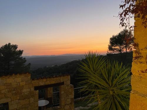 a sunset view of the mountains from a house at Villa Horizon - Piscine privée in Montauroux