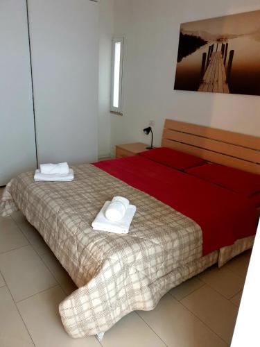 a bedroom with a bed with two towels on it at Villa Flora in Grado