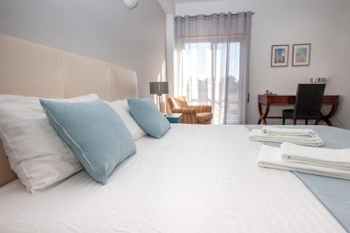 Кровать или кровати в номере Nortada Suite Beach Apartment T2