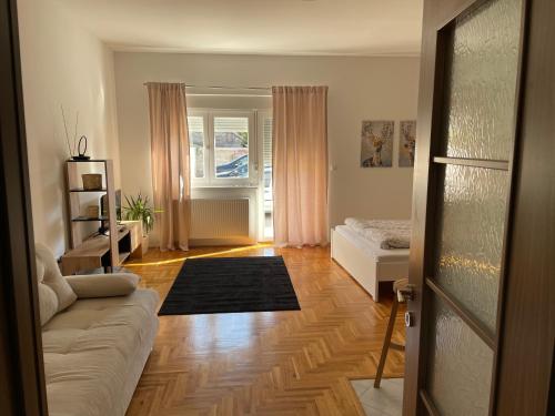 En eller flere senger på et rom på Apartman Sunny